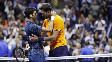 Del Potro y Djokovic se abrazan al final del partido.