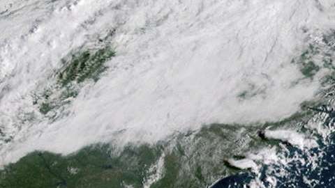 Fotografía cedida por la NOAA que muestra el huracán Florence moviéndose hacia la costa este de EEUU.