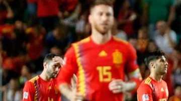 La síntesis del partido en Elche. Luka Modric sufría mientras España goleaba a Croacia. (Foto: EFE/ Manuel Ramón)