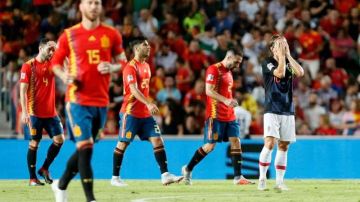 La síntesis del partido en Elche. Luka Modric sufría mientras España goleaba a Croacia. (Foto: EFE/ Manuel Ramón)