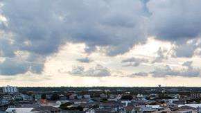 Vista del muelle de pesca de Johnny Mercer sobre la costa en el Océano Atlántico este martes, dos días antes de que llegue el huracán Florence en Wrightsville Beach, Carolina del Norte.