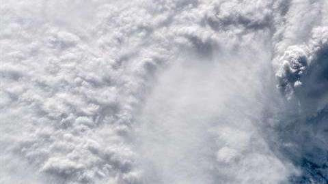 Fotografía cedida por la NASA muestra el ojo del huracán Florence sobre el océano Atlántico hoy, 12 de septiembre del 2018.