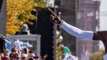 Eliud Kipchoge cruza la meta del Maratón de Berlín este domingo. (Foto: EFE/EPA/HAYOUNG JEON)