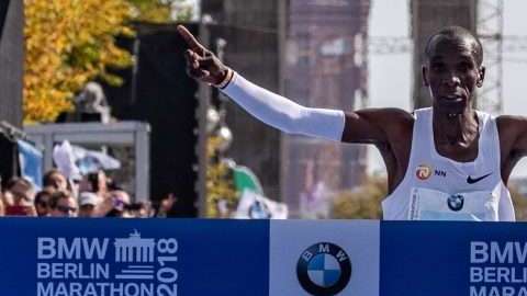 Eliud Kipchoge cruza la meta del Maratón de Berlín este domingo. (Foto: EFE/EPA/HAYOUNG JEON)