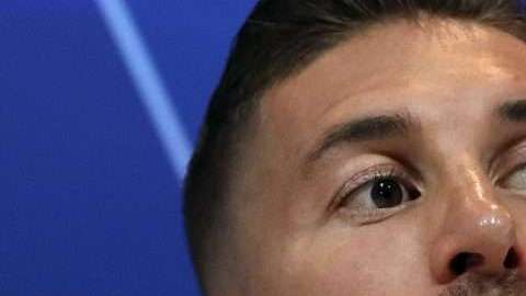 Sergio Ramos le dio con todo a Antoine Griezmann. (Foto: EFE/Ballesteros)