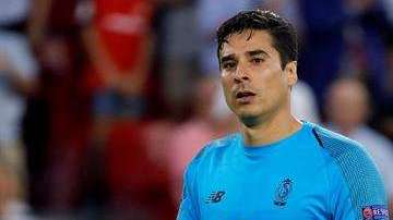 El portero mexicano Guillermo Ochoa se lamenta tras la derrota ante Sevilla