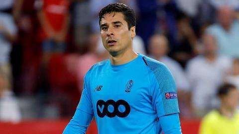 El portero mexicano Guillermo Ochoa se lamenta tras la derrota ante Sevilla