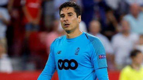 El portero mexicano Guillermo Ochoa se lamenta tras la derrota ante Sevilla