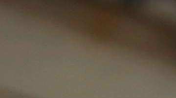 Monseñor Wilfredo Peña y Rosselló con su hija en brazos durante el acto