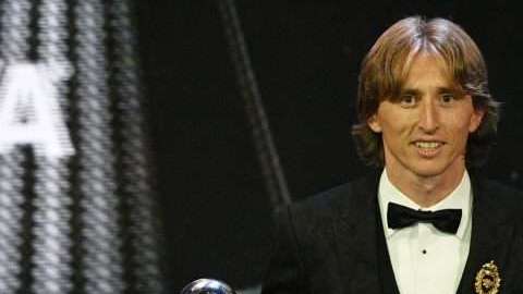 El croata Luka Modric, posa con su premio 'The Best' de la FIFA a mejor jugador. (Foto: EFE/Neil Hall)