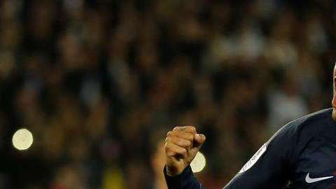 El brasileño Neymar Jr. resaltó sobre y bajo la pasarela de la Semana de la Moda de París.. (Foto: EFE/ETIENNE LAURENT)