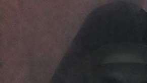 Taissa Farmiga y Bonnie Aarons (detrás). / Foto: Warner Bros. Entertainment Inc