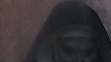 Taissa Farmiga y Bonnie Aarons (detrás). / Foto: Warner Bros. Entertainment Inc