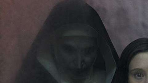 Taissa Farmiga y Bonnie Aarons (detrás). / Foto: Warner Bros. Entertainment Inc