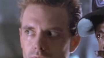 Al Matthews (Der.) en su papel del soldado Apone.