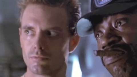 Al Matthews (Der.) en su papel del soldado Apone.