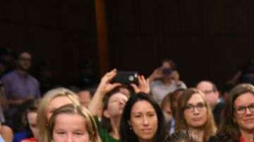 Zina Bash atrás de Kavanaugh. Getty Images