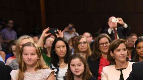 Zina Bash atrás de Kavanaugh. Getty Images