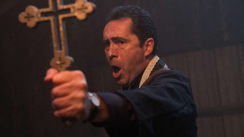 Demián Bichir es el Padre Burke en 'The Nun'.