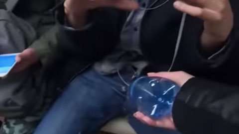 Una activista feminista quiere acabar con el "manspreading".