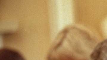 El presidente George W. Bush baja su cabeza en señal de solemnidad en medio de una oración encabezada por el secretario de Defensa, Donald Rumsfeld, en una reunión de gabinete el 14 de septiembre de 2001.