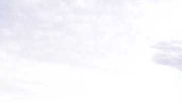 Bob Williams de Long Grove, Iowa, sentado en el banco dedicada a su difunta esposa.