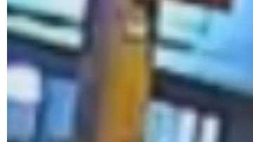 La mujer cruzaba la avenida cuando fue impactada.