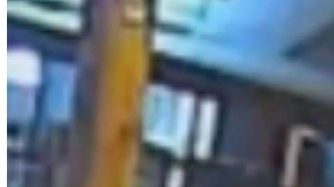 La mujer cruzaba la avenida cuando fue impactada.