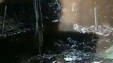 El chofer jamás se percató que el hombre estaba detrás del camión.