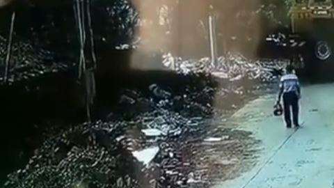 El chofer jamás se percató que el hombre estaba detrás del camión.