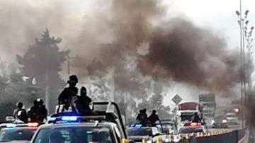 Bloquean con autos incendiados carretera en Guanajuato.