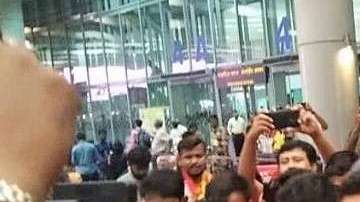 El futbolista mexicano Enrique Esqueda a su llegada a Calcuta.