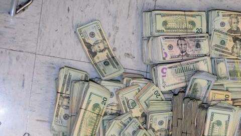 Las autoridades confiscaron el dinero.