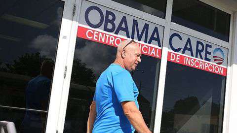 Legalizar a los indocumentados reduciría la brecha en acceso al seguro médico.