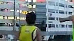 El momento de la agresión al perro por parte del corredor Manuel Alcocer.