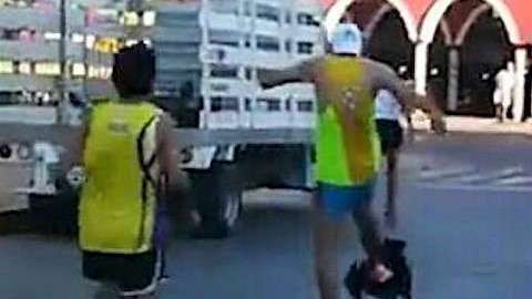 El momento de la agresión al perro por parte del corredor Manuel Alcocer.