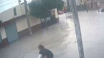 Una mujer rescató a los menores.