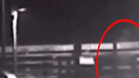 Se aprecia claramente a una figura gris andando.