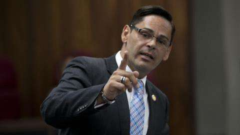 El Fiscal de Distrito de Caguas, Yamil Juarbe, mencionó que la madre del menor no se encontraba en el lugar cuando ocurrieron los hechos.