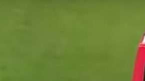 Jugadores del Flamengo y el Vasco da Gama empujan una ambulancia en la cancha.