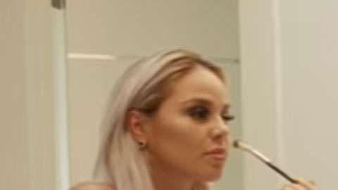 Claudia Galván en video de reggaeton.