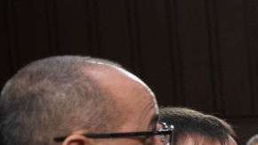 Fred Guttenberg intenta estrechar la mano de Brett Kavanough. SAUL LOEB/AFP/Getty Images