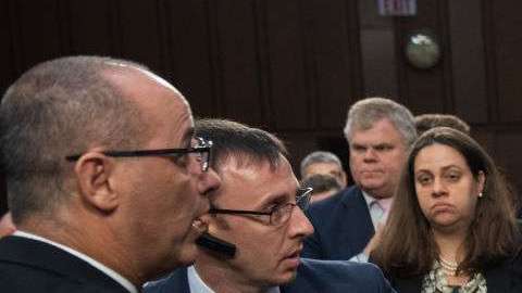 Fred Guttenberg intenta estrechar la mano de Brett Kavanough. SAUL LOEB/AFP/Getty Images