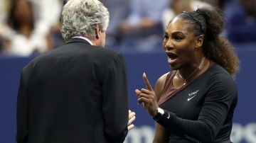 Serena Williams reclama al comisario de árbitros Brian Earley.