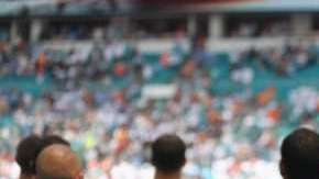Kenny Stills y Albert Wilson de los Miami Dolphins se hincaron durante el himno.  (Foto: Marc Serota/Getty Images)