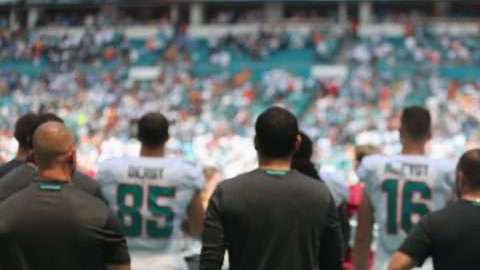 Kenny Stills y Albert Wilson de los Miami Dolphins se hincaron durante el himno.  (Foto: Marc Serota/Getty Images)