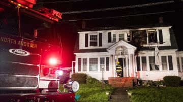 bomberos inspeccionan viviendas tras las explosiones de gas en North Andover.