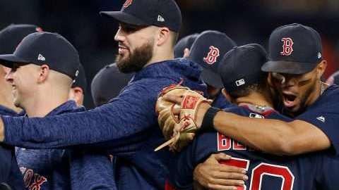 Boston Red Sox celebró este jueves el título divisional Este de la Liga Americana en Yankee Stadium.  (Foto: Jim McIsaac/Getty Images)