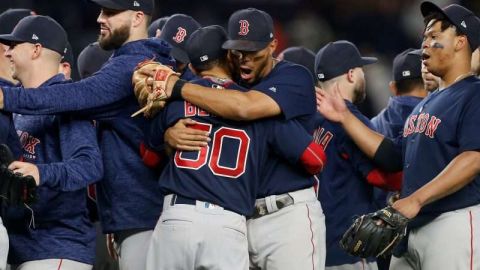 Boston Red Sox celebró este jueves el título divisional Este de la Liga Americana en Yankee Stadium.  (Foto: Jim McIsaac/Getty Images)