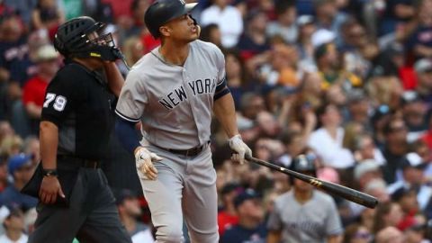 Giancarlo Stanton llevó a los New York Yankees a un nuevo récord de jonrones en la liga.  (Foto: Omar Rawlings/Getty Images)